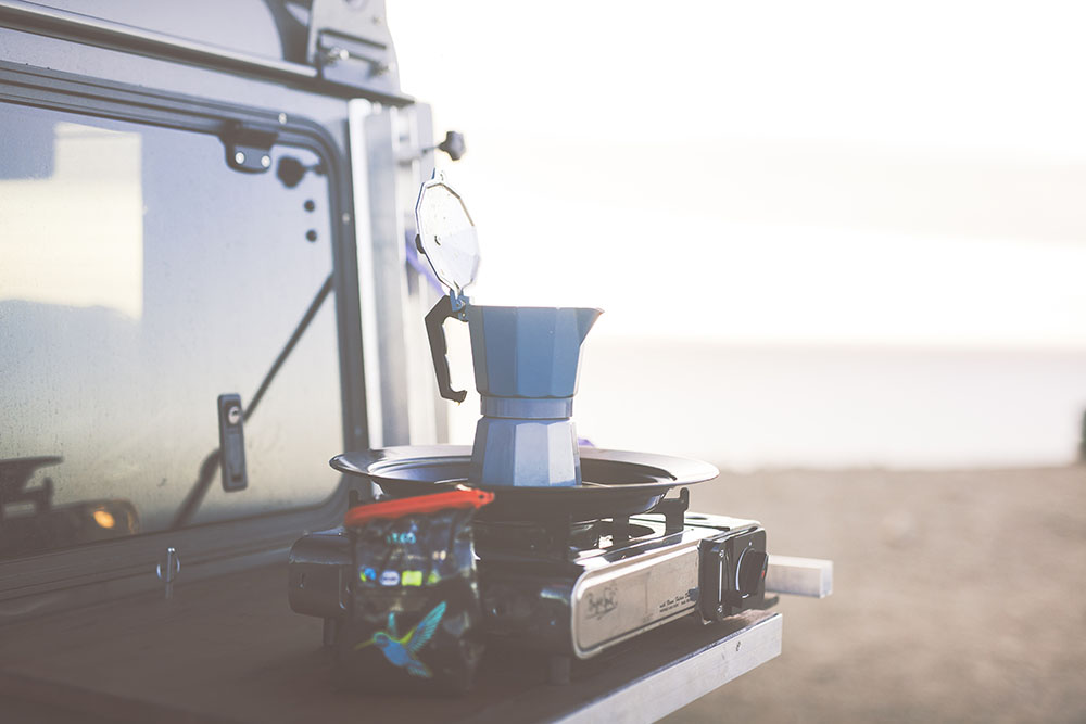 Unser Klapptisch am Defender Camper